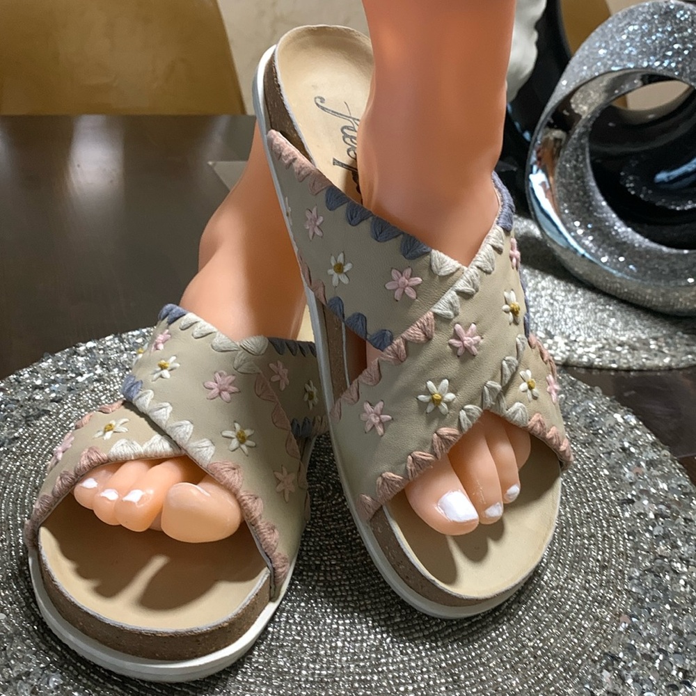 FREE PEOPLE Washed Natural Wildflower Embroidered crossband Sandals sz E… - Picture 5 of 12